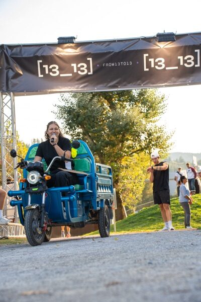 Moderation am Zielbogen beim 13_13-Lauf